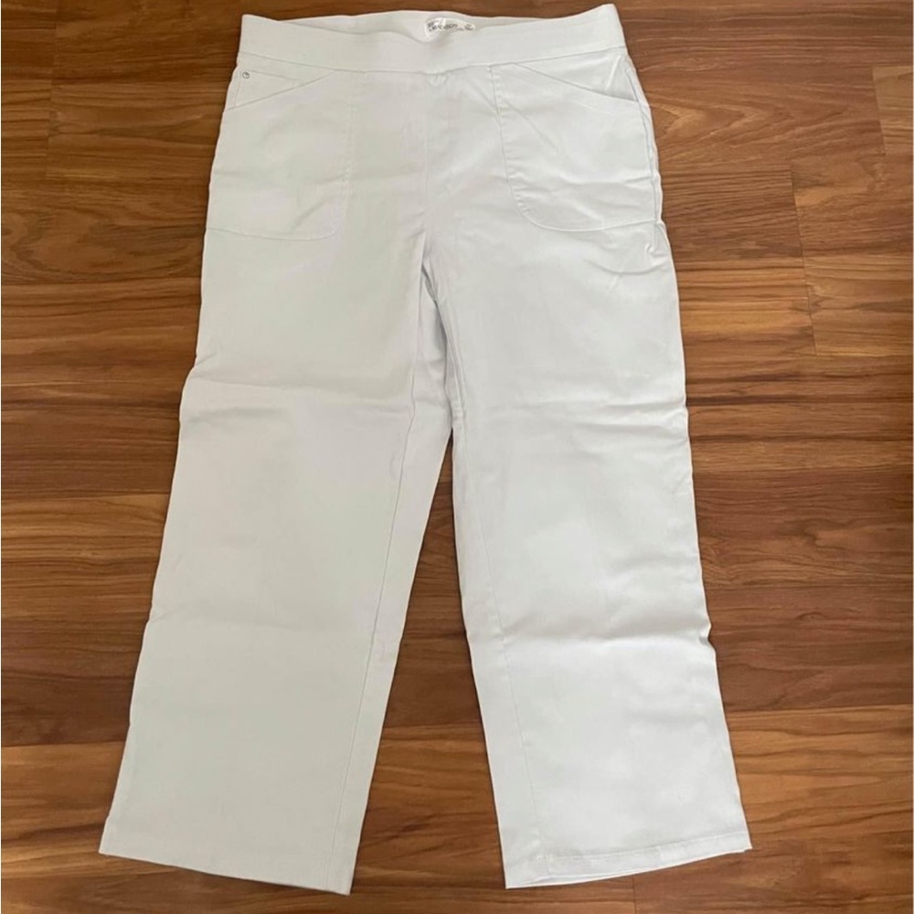 89th and Maddison White cropped pants